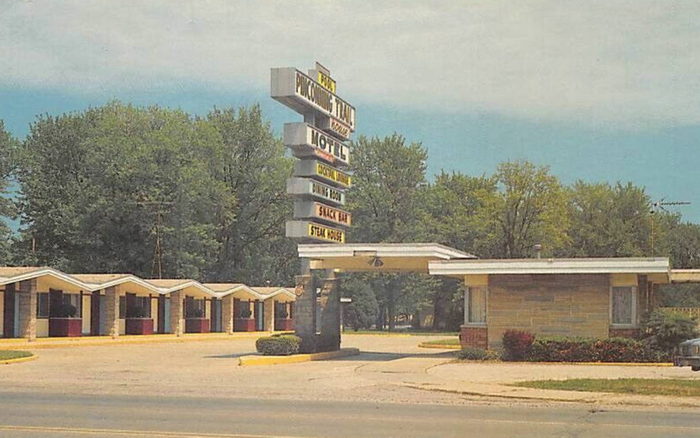 Pinconning Trail Motel (Pinconning Trail Inn, Mackinac Trail House) - Old Postcard (newer photo)